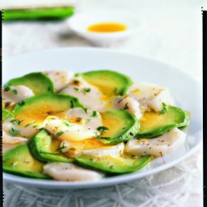 Carpaccio de St Jacques et d'avocat au fruit de la passion